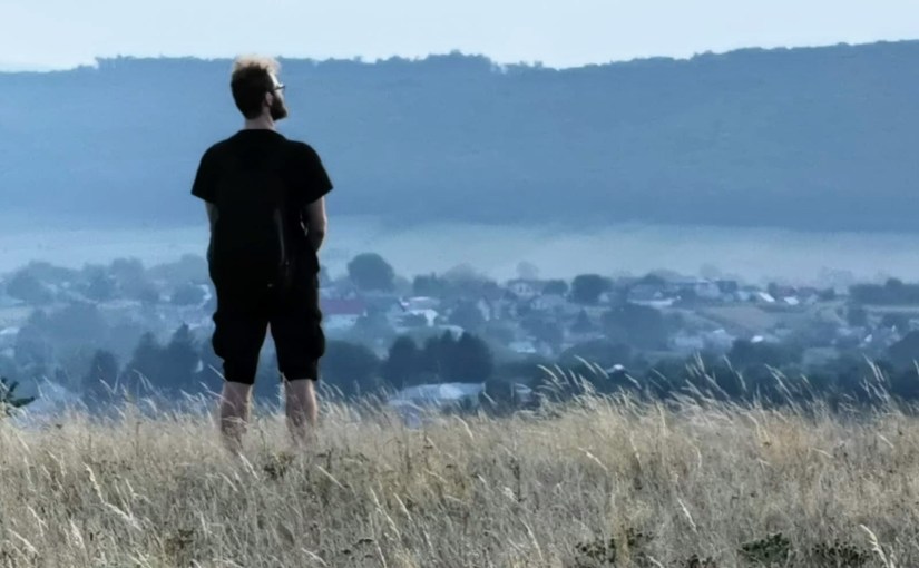 În albastrul cerului estompat